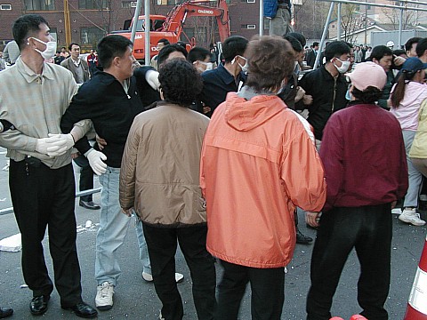 우만고가차도 건설을 강행하기 위해 투입된 공무원들이 주민들의 공사현장 접근을 막고 있다. 